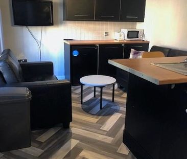 1 bedroom in a house share to rent - Photo 2