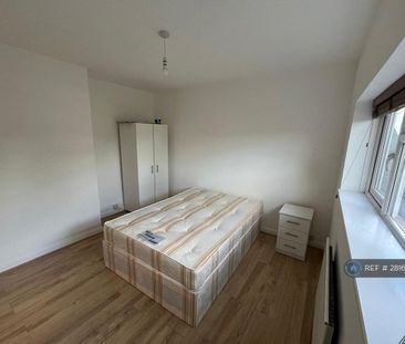 4 bedroom semi-detached house to rent - Photo 2