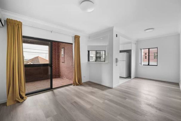 Spacious two-bedroom apartment in the heart of Dulwich Hill - Photo 1