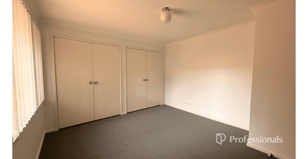 FRESHLY PAINTED 3 BEDROOM TOWNHOUSE - Photo 1