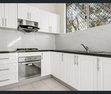 Double-brick, four-bedroom family home with ample space - Photo 6