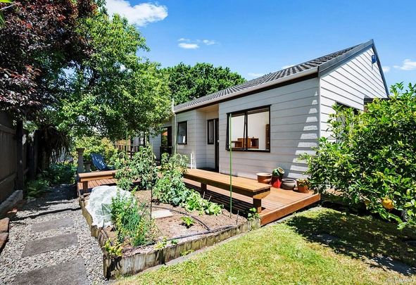 Single Garage 3 Bed 2 Bath Standalone House - Photo 1