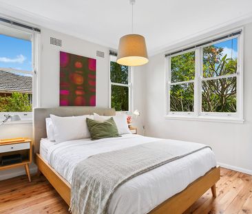 Timeless family home with blissful garden sanctuary - Photo 4
