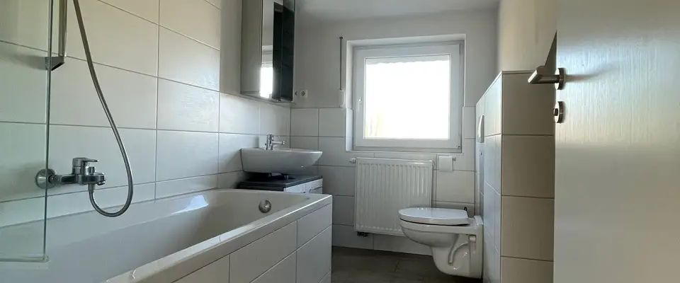 Sanierte 3-Zimmer-Dachgeschosswohnung mit Gartennutzung und Garage mit Stellplatz davor - Foto 1