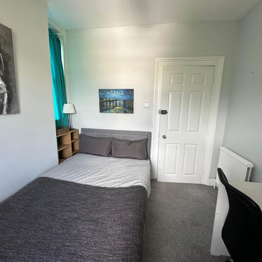 Room 3: Flat 4, 30 Stoke Road, Guildford, GU1 4HR - Photo 1