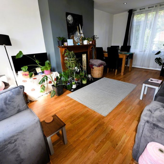 4 bedroom House in Langdale Avenue, Leeds - Photo 1