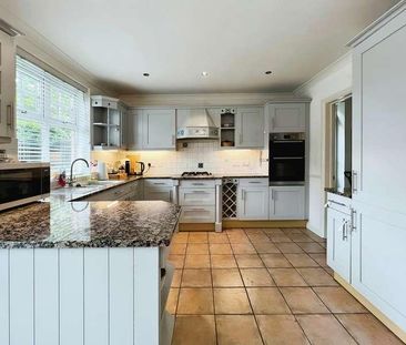 Highlands, Farnham Common, SL2 - Photo 2