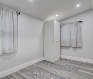 7 MAPLECREST Avenue #UPPER - Photo 3