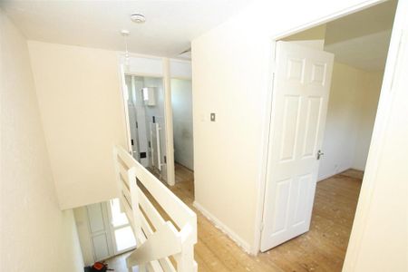 2 bedroom end of terrace house to rent - Photo 5