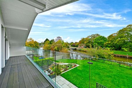 Situated by the water's edge this modern and detached family home boasts exceptional energy efficiency and views of Old Windsor Lock. - Photo 5