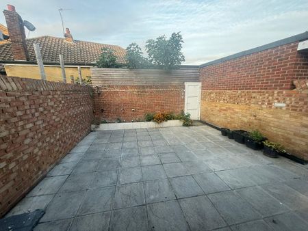4 bedroom terraced house to rent - Photo 4