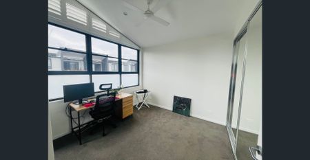 STUNNING SPACIOUS TWO BEDROOM UNIT IN PRIME INNER-CITY LOCATION - Photo 4