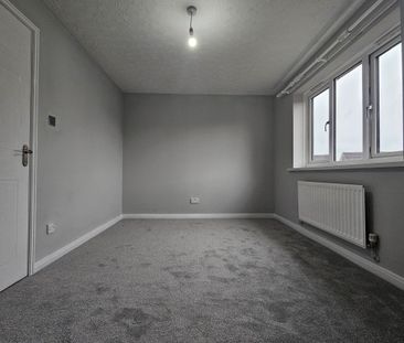 Throstles Close - Photo 1