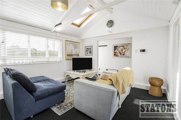 Rush Green, Hertford - Photo 1