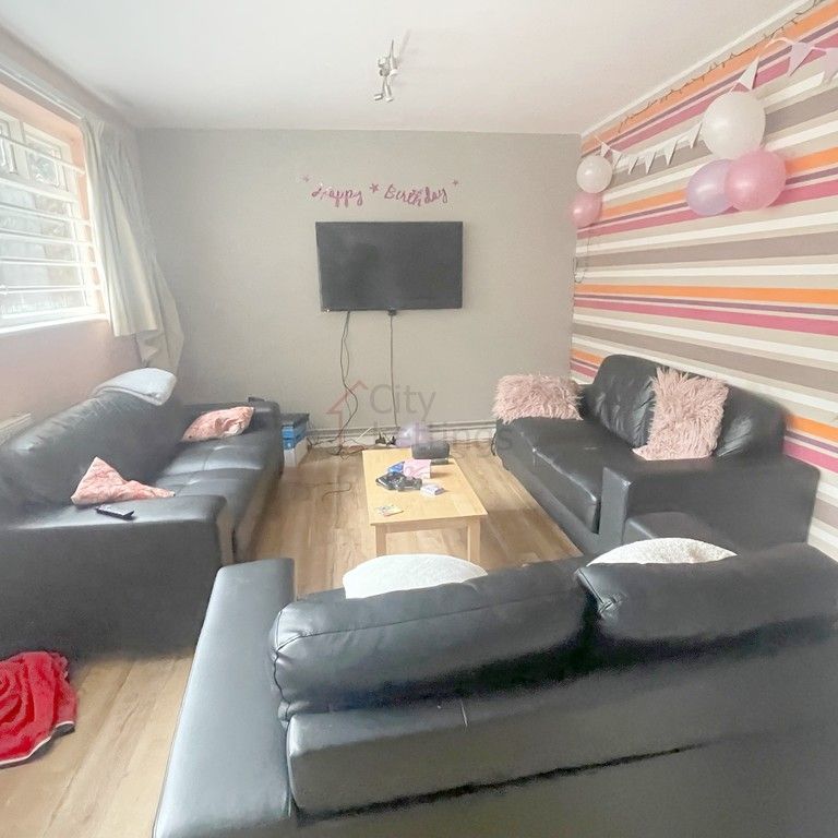 7 Bedroom Flat - Photo 1