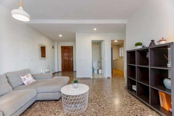 Bright double room in Ciutat Jardí - Photo 1