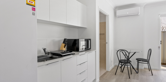 Furnished Studio at Prime Location - Bills Included - Photo 2