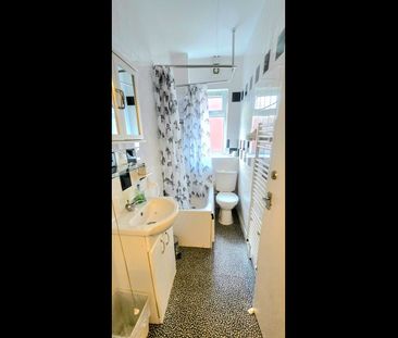 Room in a Shared House, Mettham St, NG7 - Photo 3