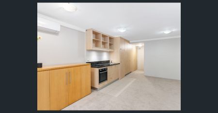 Spacious contemporary-style studio in prime position. - Photo 2