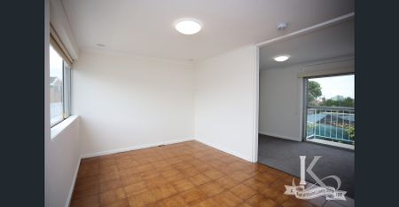 UPSTAIRS STUDIO APARTMENT - Photo 2