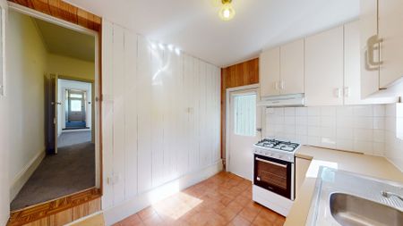 Charming Victorian Cottage with Country Ambience on Leafy Errol Street - Photo 3