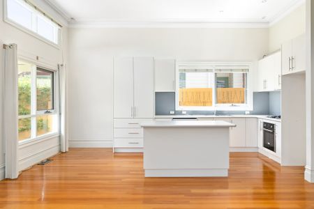 Light And Bright Victorian Beauty - Photo 5