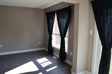 Northeast Barrie: 3 Bed, 1.5 Bath Townhouse, Sydenham Wells - Photo 3