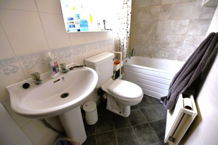 4 bedroom Flat in St Chads Drive, Leeds - Photo 2