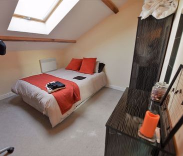 2 bedroom Flat in Flat 1, Leeds - Photo 1