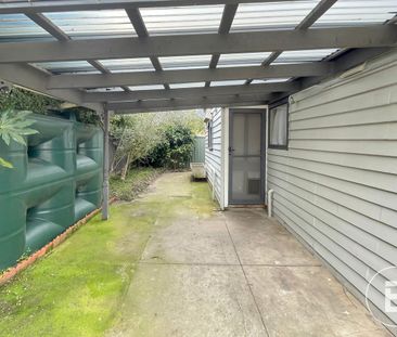 BEAUTIFUL THREE BEDROOM HOME IN BALLARAT EAST! - Photo 4