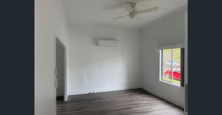 Charming 2-Bedroom Home– Short stroll to Shops & Lake! - Photo 5