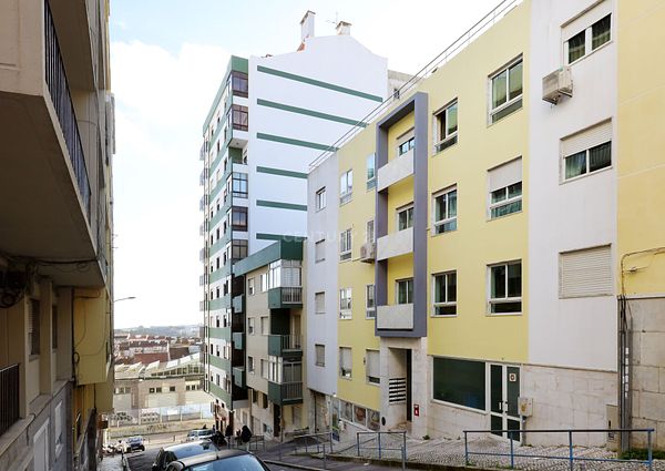 Apartamento T2 mobilado na Rua Luis Simões em Queluz