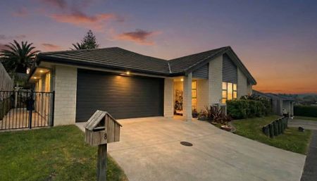 Immaculate Family Home - Photo 2