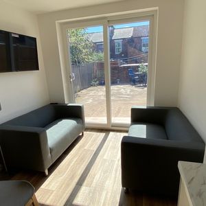 5 Bed Student Accommodation - Photo 3