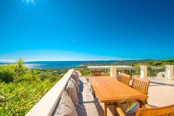 LOCATION SAISONNIÈRE - SAINTE-MAXIME - PROPRIÉTÉ AVEC 5 SUITES - APPARTEMENT DE SERVICE - JACUZZI - PISCINE - Photo 1