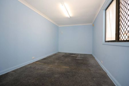 Location Location - Airconditioned - Extra Hobby Room - Fully Fenced - Photo 5