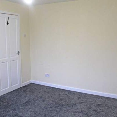 3 bedroom property to rent in Oldham - Photo 1