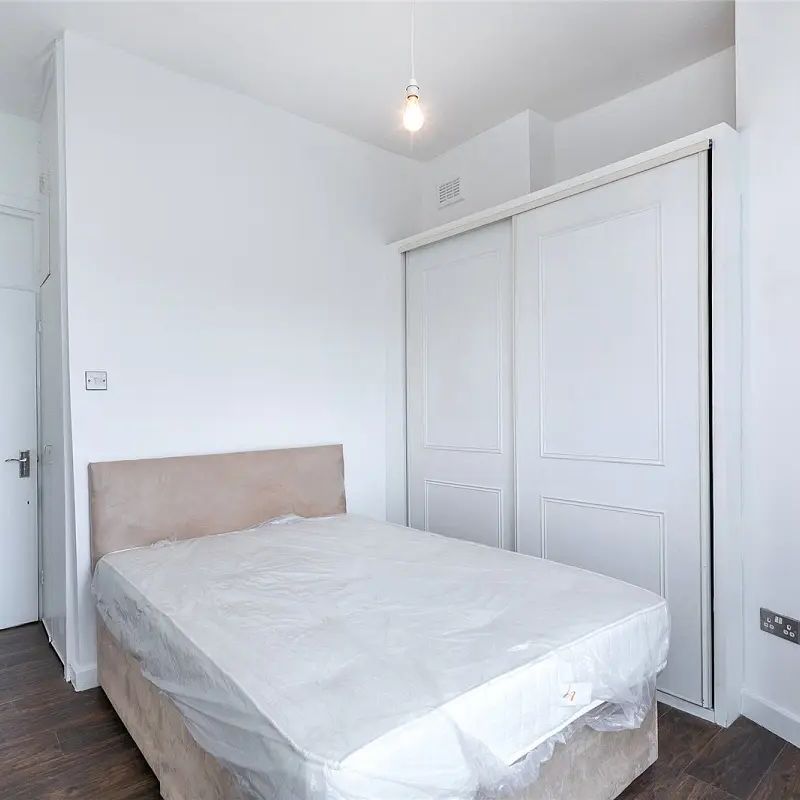 1 bedroom flat in London - Photo 1