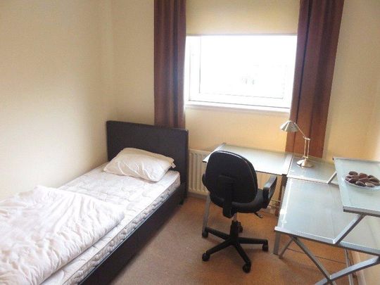3 bedroom flat to rent - Photo 1