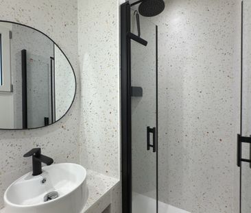 T2 meublé Saint Genès entièrement rénové et décoré avec soin - Photo 4