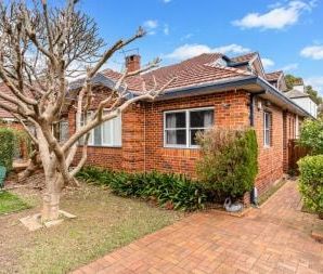 Spacious Family Home in a Premier Chatswood Location - Photo 1