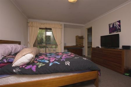 🏡 Spacious 4x2 Family Home in Prime Leeming Location! - Photo 5