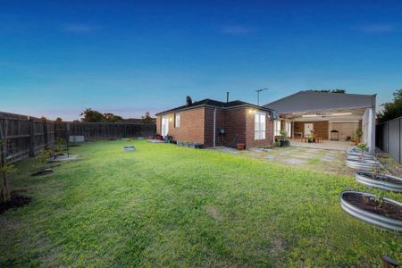 18 Southbank Walk Taylors Hill VIC - Photo 2