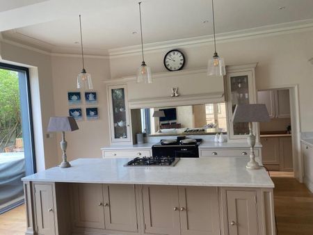 SPACIOUS DOUBLE BEDROOM WITH USE OF LARGE BATHROOM IN QUIET AND CONVENIENT LOCATION - Photo 3