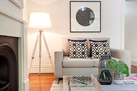 One Bedroom House with Parking - Photo 2