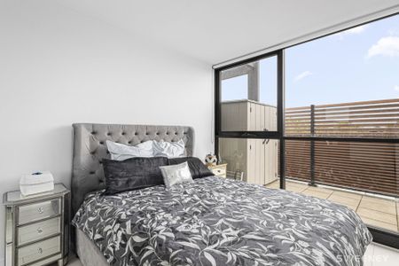 Chic one bedroom apartment with bay views in prime location - Photo 4