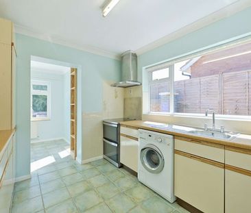 Two bedroom detached bungalow with spacious open grounds in Sonning... - Photo 2