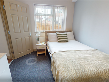 1 bedroom in a house share to rent - Photo 4