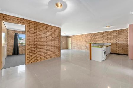 Spacious Unit - Ideal Location - Photo 4