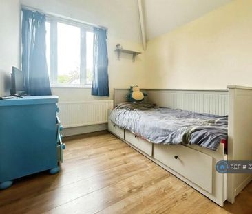 3 bedroom end of terrace house to rent - Photo 2